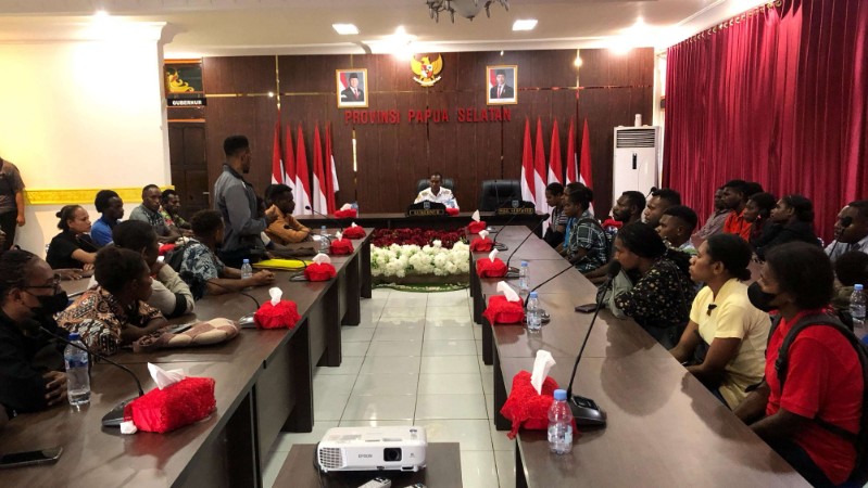 Puluhan mahasiswa Papua Selatan melakukan audiensi dengan Gubernur Papua Selatan Apolo Safanpo di kantor gubernur.  Foto: Jamal/ Papua60detik