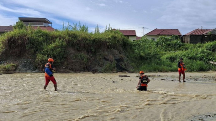 Tim SAR Gabungan Timika melakukan pencarian terhadap anak berumur tiga tahun bernama Merida yang diduga tenggelam di Kali Selamat Datang SP2 Timika. Foto: Humas SAR Timika