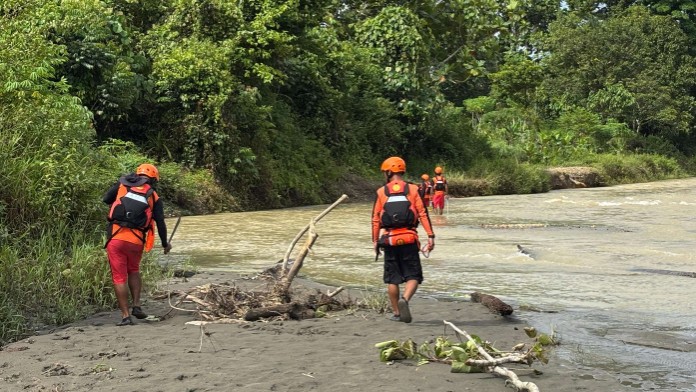 Tim SAR Gabungan Timika melakukan pencarian terhadap anak berumur tiga tahun bernama Merida yang diduga tenggelam di Kali Selamat Datang SP2 Timika. Foto: Humas SAR Timika