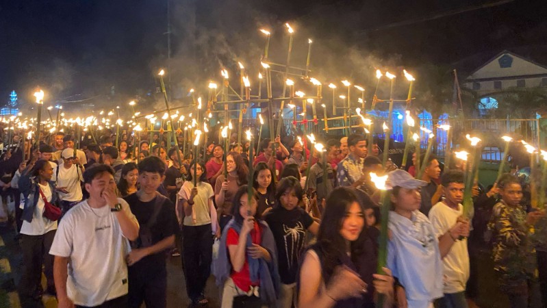 Ribuan Warga Mimika mengikuti Pawai Obor di Kota Timika, Minggu (20/4/2025) dini hari. Foto: Faris/ Papua60detik