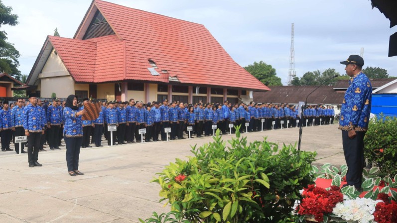 pimpin-apel-gabungan-gubernur-apolo-soroti-kehadiran-asn-papua-selatan