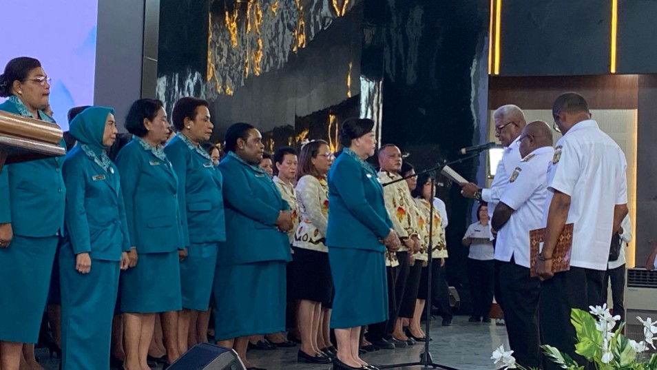 bupati-kukuhkan-pengurus-tp-pkk-dan-dekranasda-mimika-2025-2030