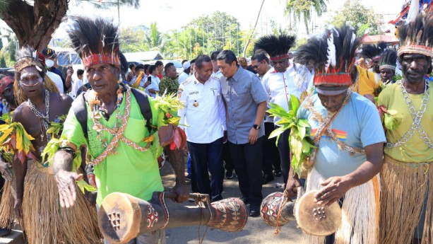 pilkada-selesai-apolo-safanpo-ajak-seluruh-elemen-bangun-papua-selatan