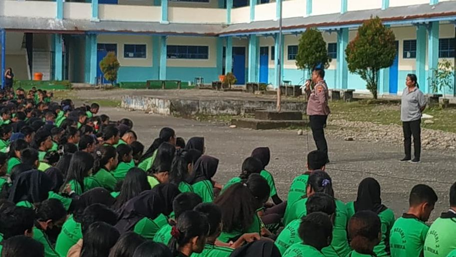 pelajar-smp-saling-lempar-batu-polisi-datang-mediasi