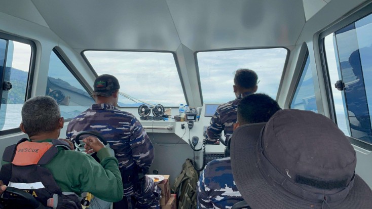 Pencarian long boat hilang kontak di perairan Kaimana - Lakahia Teluk Etna. Foto: Humas SAR Timika