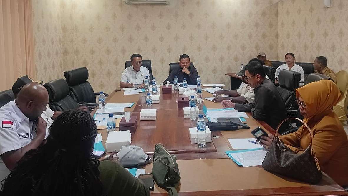 rapat-perdana-komisi-iii-dprk-mimika-prioritas-awasi-8-opd
