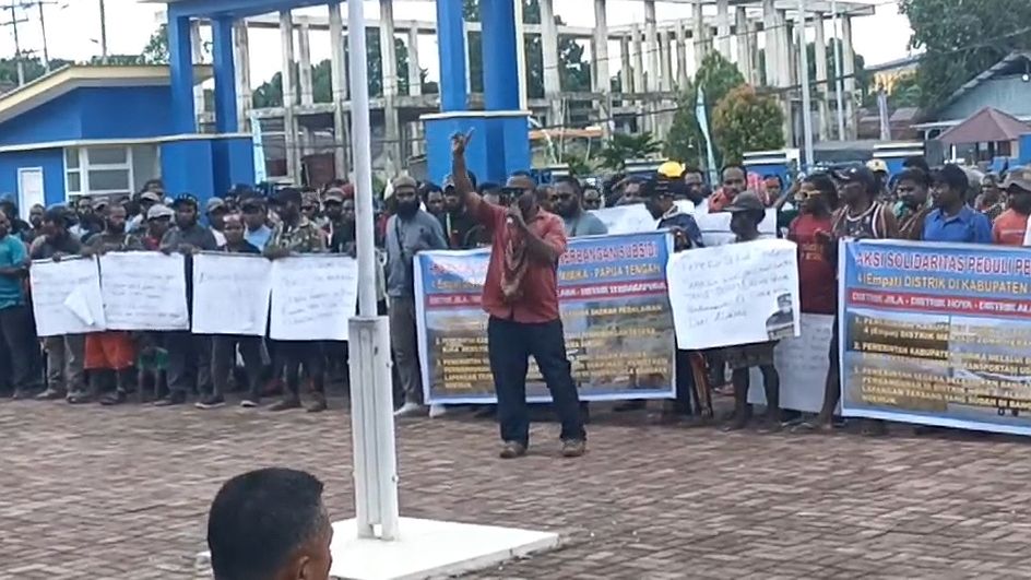 warga-unjuk-rasa-desak-penerbangan-subsidi-4-distrik-dibuka-ancam-palang-bandara-mozes-kilangin