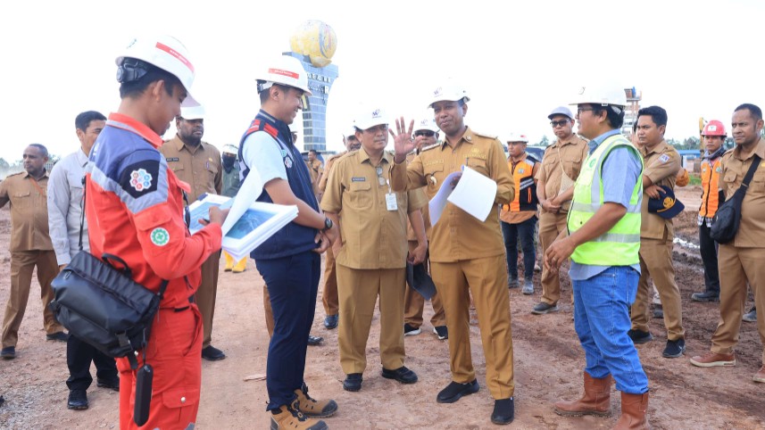 Gubernur Papua Selatan, Apolo Safanpo meninjau pembangunan pusat pemerintahan Provinsi Papua Selatan di Salor, Merauke. Foto: Jamal/ Papua60detik