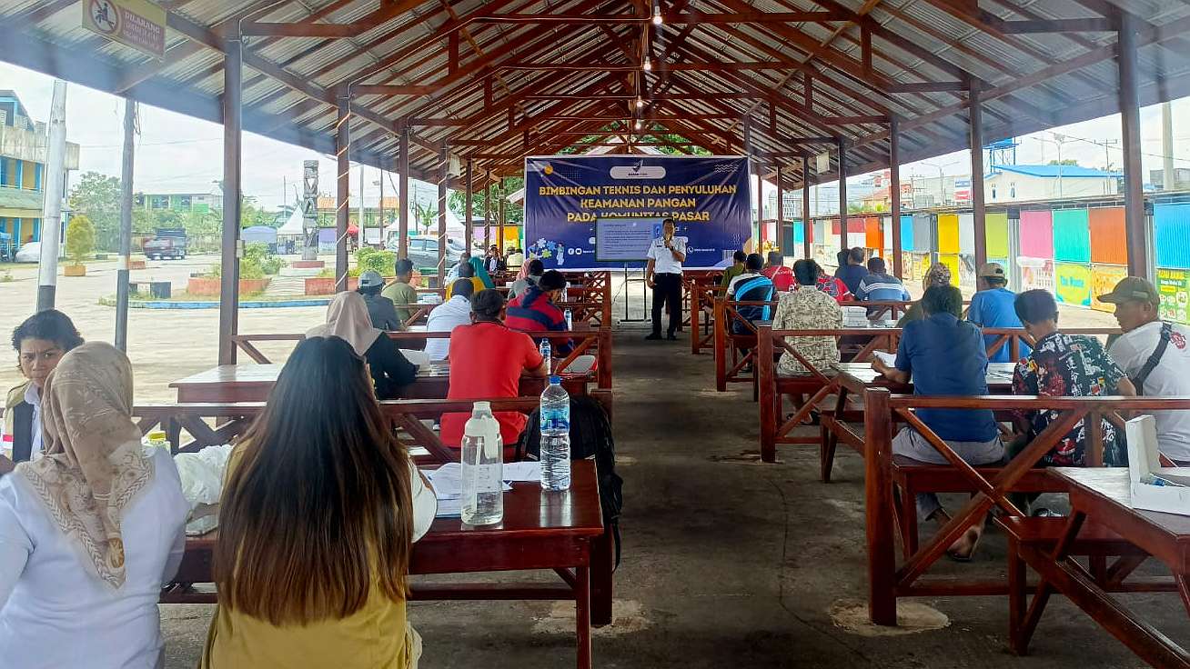 loka-pom-mimika-edukasi-pedagang-pasar-soal-keamanan-pangan