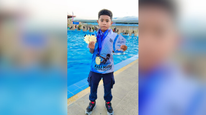 zaqwan-bocil-asal-merauke-sabet-3-medali-emas-lomba-renang-di-sulteng