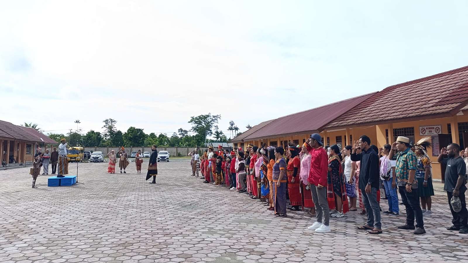 rayakan-hardiknas-siswa-slb-negeri-mimika-upacara-berpakaian-adat