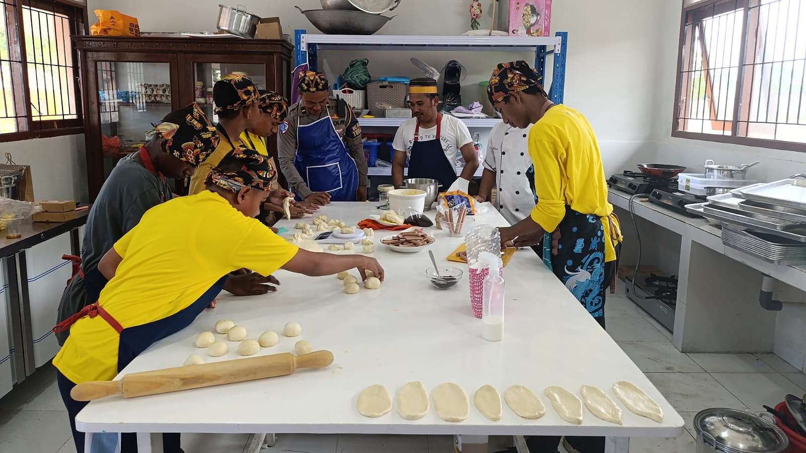 Siswa SLB sedang membuat kue di dapur produksi. Foto; Martha/ Papua60detik