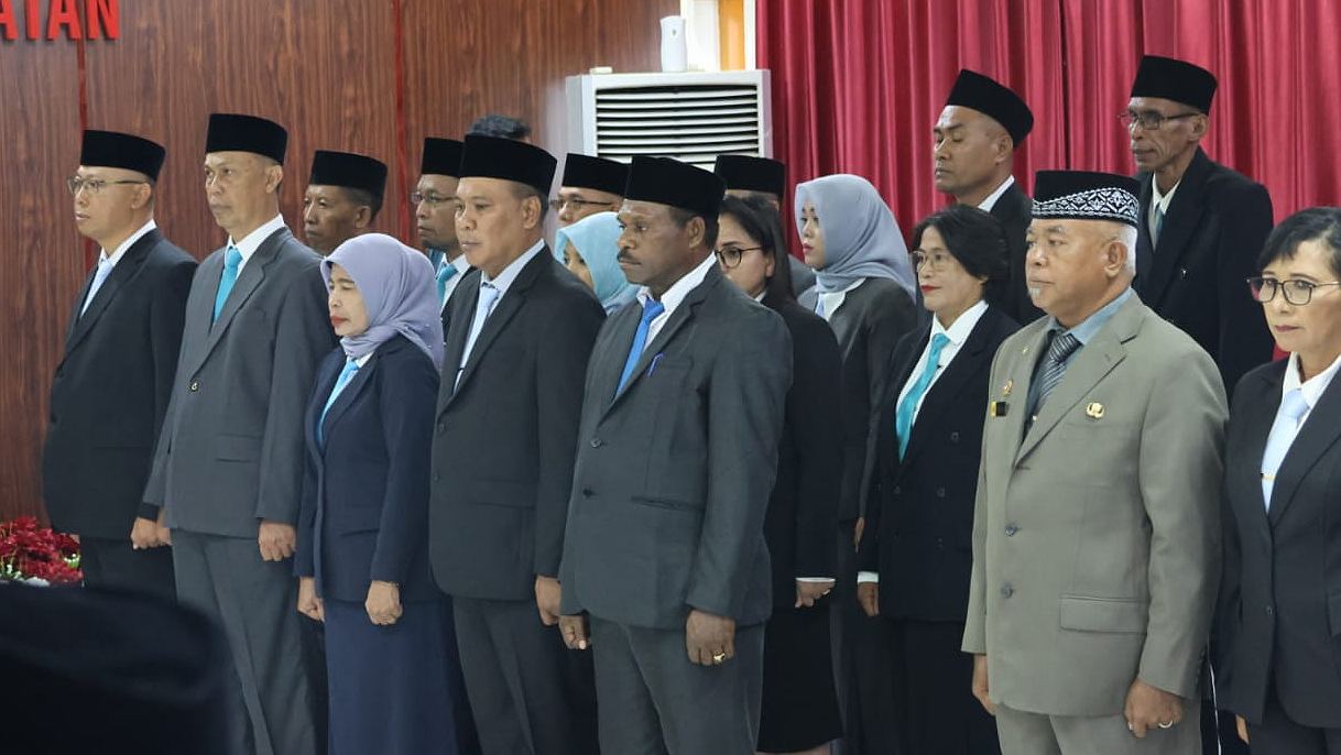 Gubernur Papua, Apolo Safanpo resmi melantik 2 pejabat Pimpinan tinggi Pratama dan 13 pejabat fungsional, Selasa (6/5/2025). Foto: Jamal/ Papua60detik