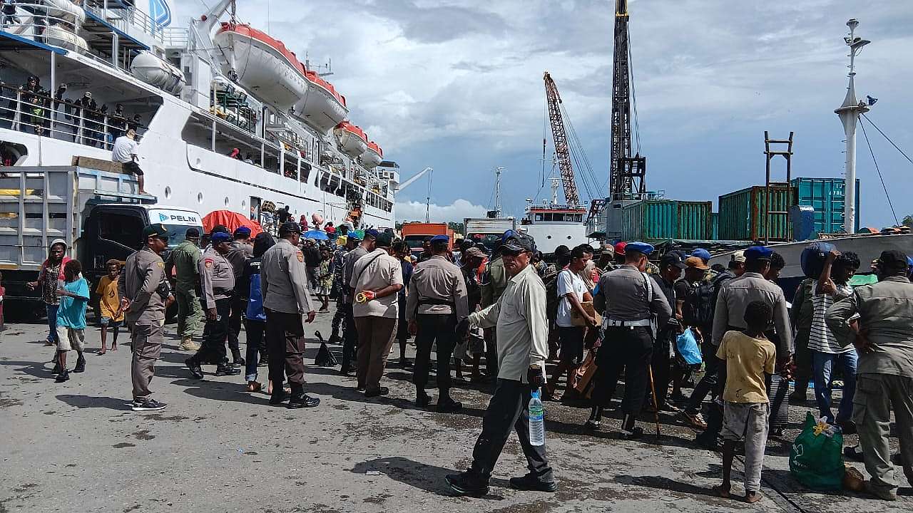 polisi-kembali-sita-puluhan-liter-miras-dari-penumpang-kapal-pelni