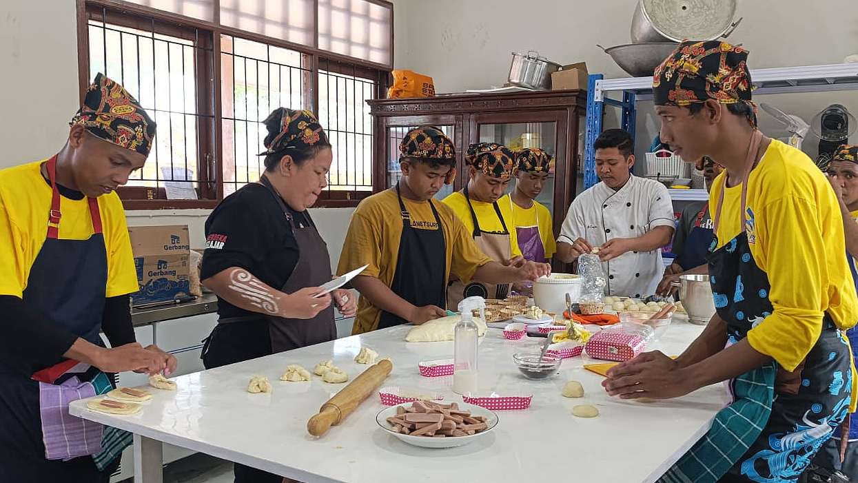 Siswa kelas tata bog SLB Negeri Mimika sedang membuat kue, Foto; Martha/ Papua60detik