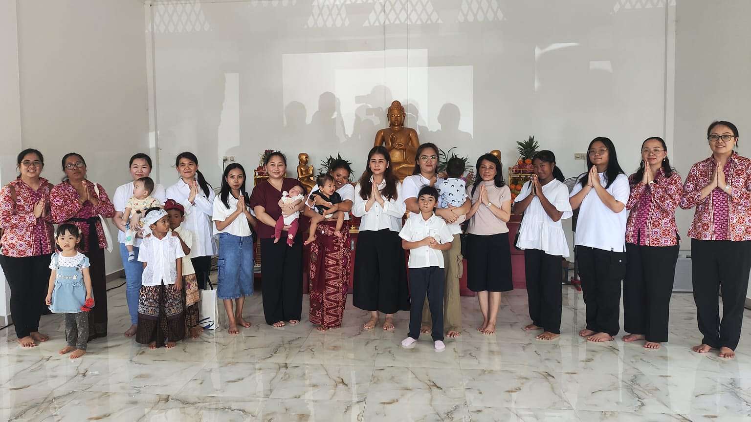 waisak-2569-umat-budha-mimika-puja-bakti-di-cetiya-giri-loka