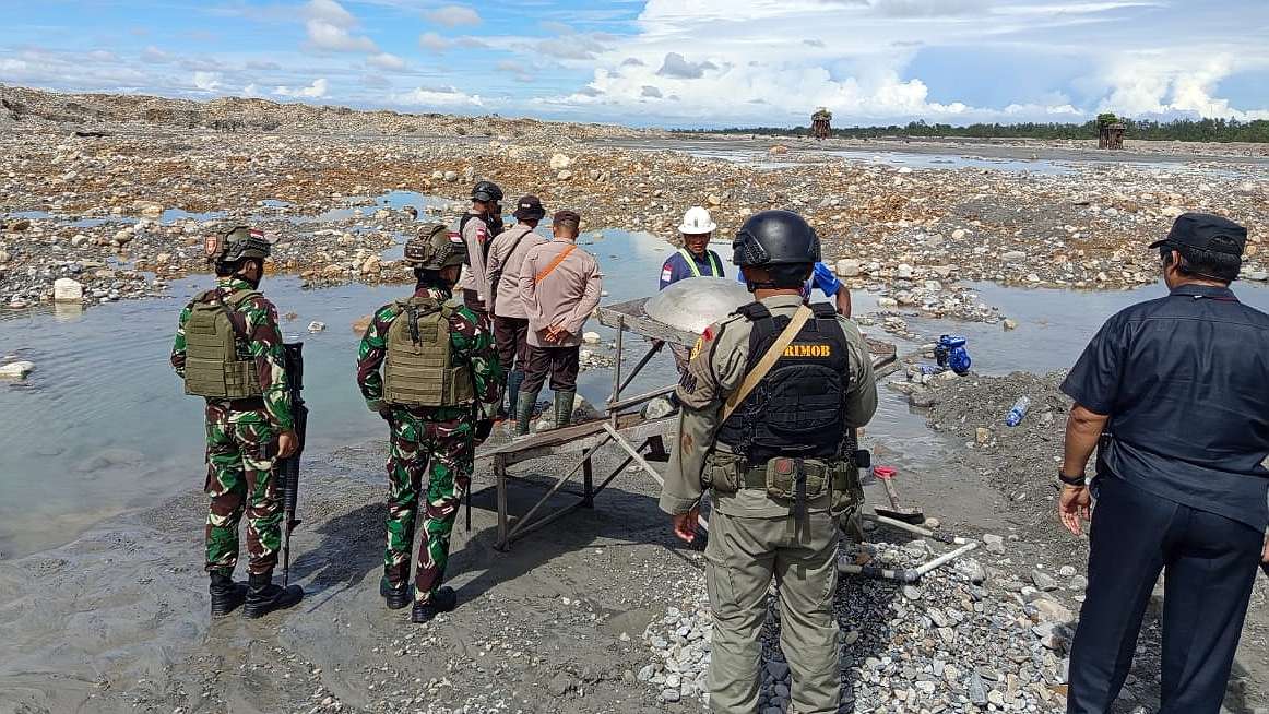 Aparat gabungan  menertibkan pendulang ilegal di sepanjang aliran Kali Kapur sektor tanggul barat wilayah operasi PT Freeport Indonesia, Selasa (13/5/2025). Foto: Istimewa