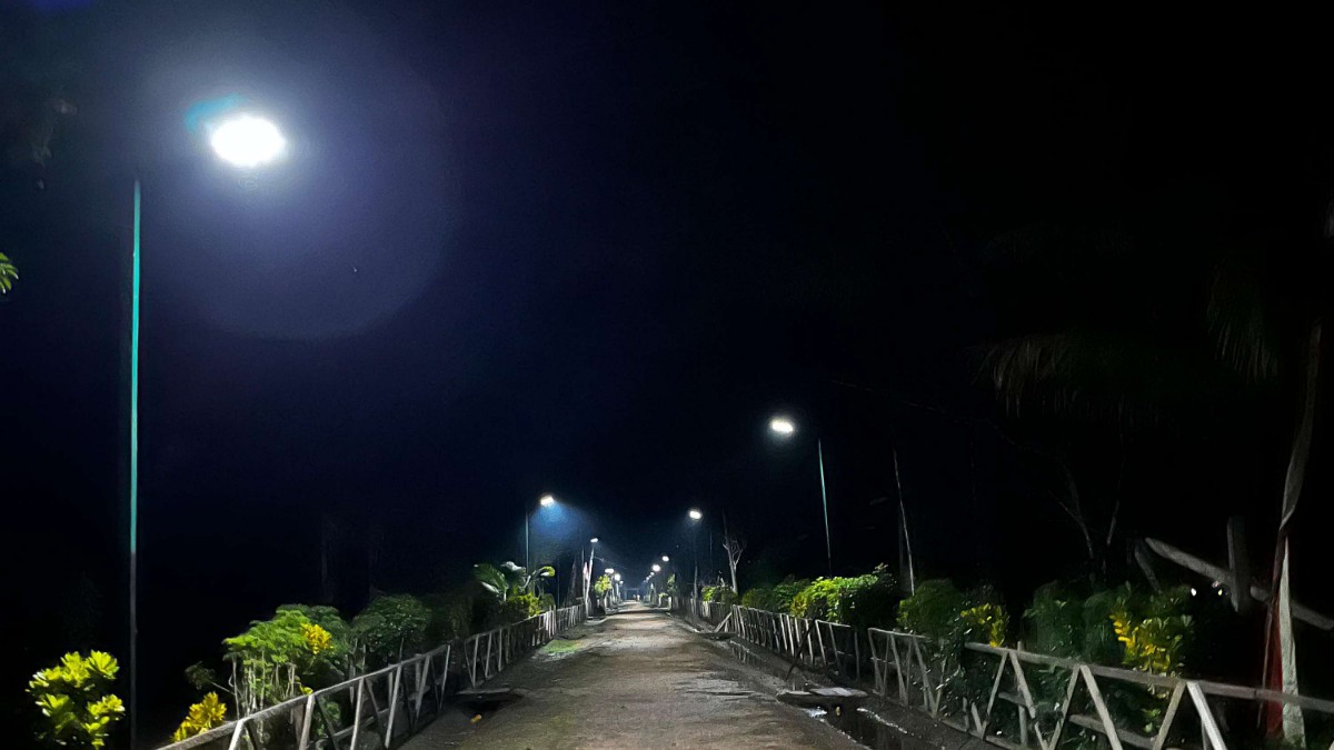 Jalan di Kampung Yakyu Perbatasan RI-PNG kini diterangi lampu. Foto: Istimewa