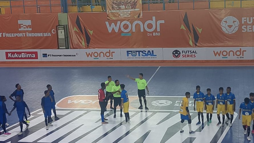 Dua tim yang siap bertanding pada Turnamen Wondr Futsal Series 2025 di GOR Futsal SP 2, foto: Martha/ Papua60detik