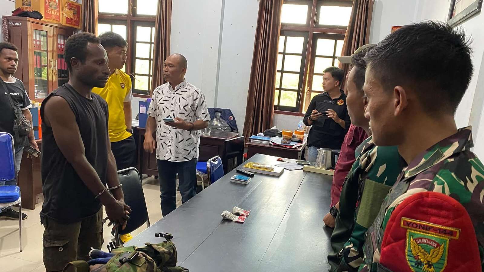 Satu warga Papua Nugini diamankan TNI saat masuk perbatasan secara ilegal dengan membawa ganja dan kokain. Foto: Istimewa