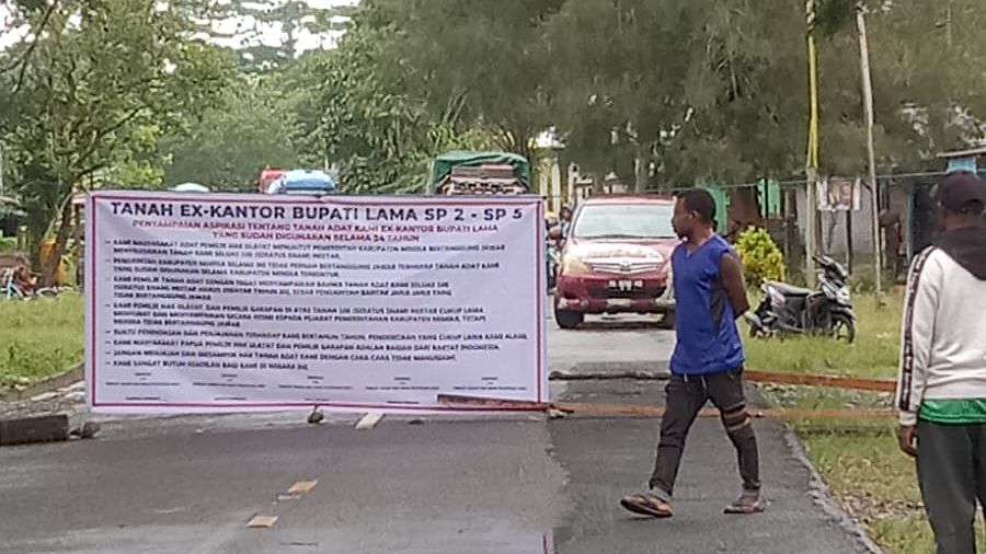 Sejumlah warga melakukan pemalangan di Kampung Kaugapu Jalan Poros-Timika Pomako, Distrik Mimika Timur, Rabu (28/5/2025). Foto: Istimewa