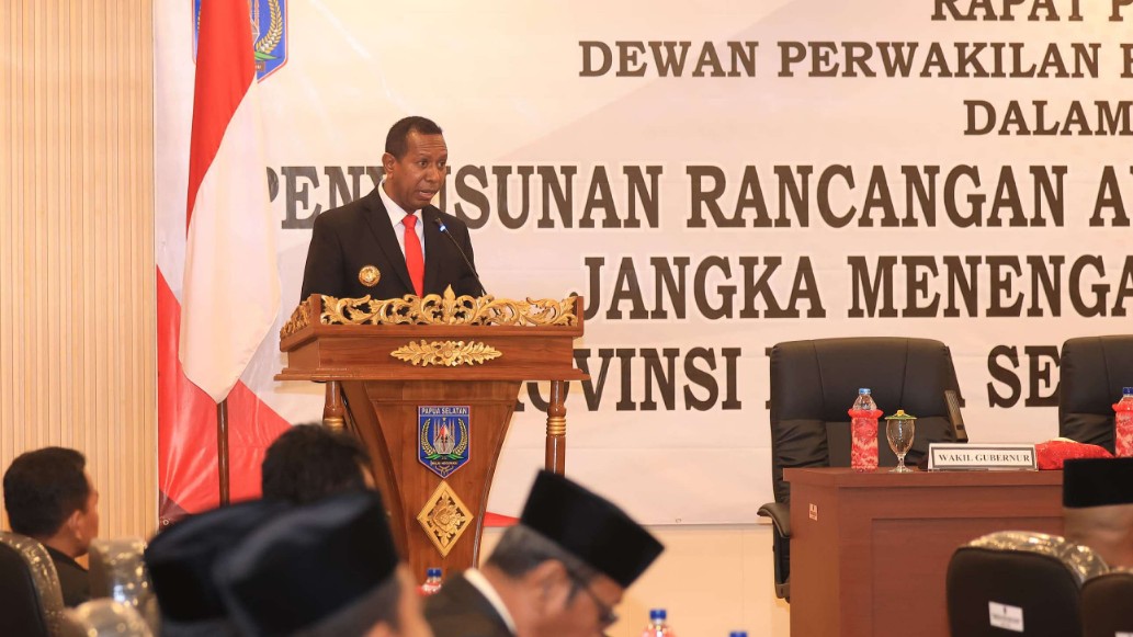 Gubernur Papua Selatan, Apolo Safanpo memberikan sambutan dalam rapat pembahasan RPJMD Provinsi Papua Selatan di gedung DPRP Papua Selatan. Foto: Jamal/ Papua60detik