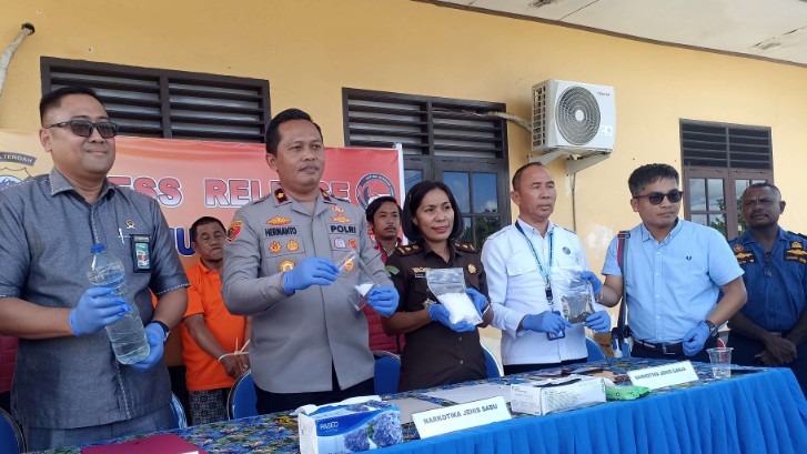 Satuan Resnarkoba Polres Mimika melakukan pemusnahan barang bukti (BB) Narkotika jenis sabu dan ganja, Rabu (4/5/2025). Foto: Eka/ Papua60detik