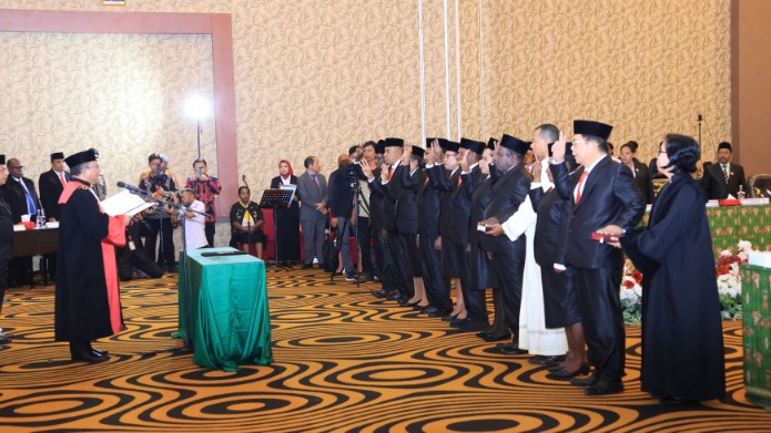 9 Anggota DPR Provinsi Papua Selatan Jalur Otsus resmi dilantik di Ballroom Swiss-Belhotel Merauke, Rabu (4/6/2025). Foto: Jamal/ Papua60detik
