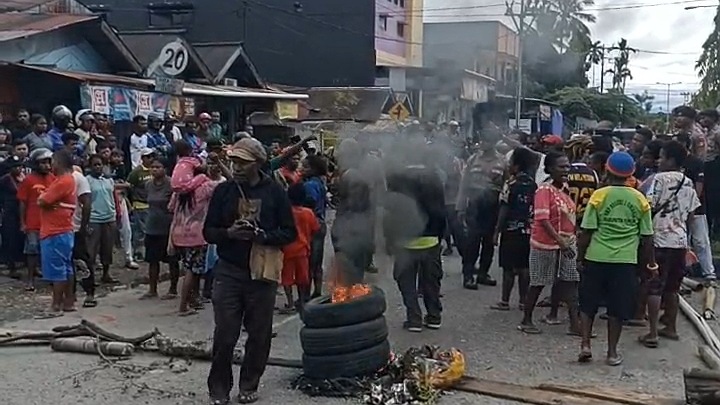akibat-tabrakan-maut-warga-blokade-jalan-ahmad-yani