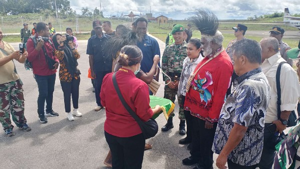 wagub-papua-selatan-serukan-pesan-damai-saat-serahkan-hewan-kurban-di-mappi