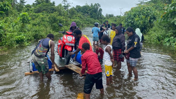 anggota-dprk-tinjau-banjir-di-iwaka-warga-harap-tindakan-nyata-pemerintah