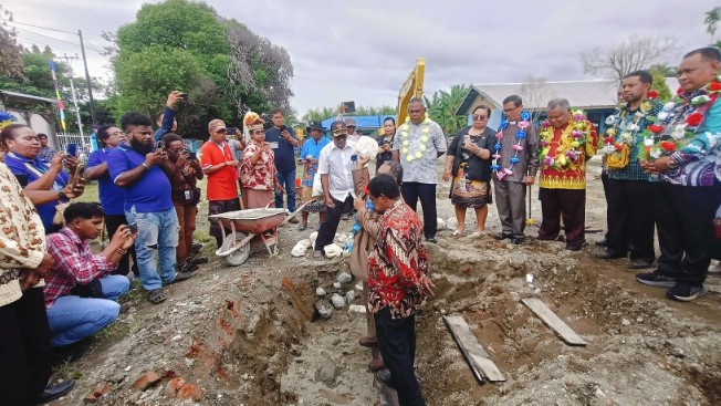 bps-gki-papua-letakkan-batu-pertama-pembangunan-gedung-sd-sion-smp-immanuel-nabire