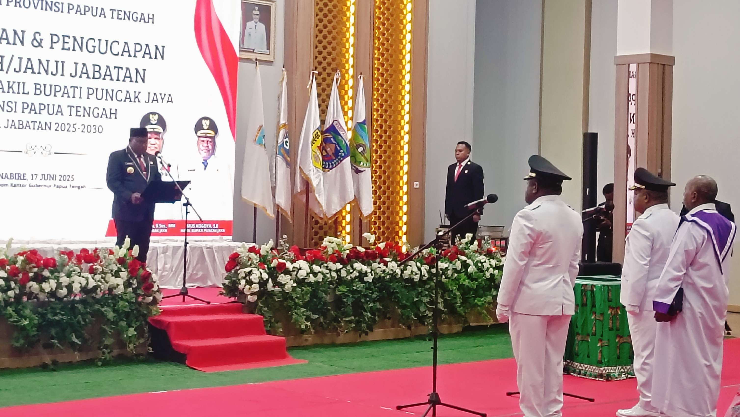 meki-nawipa-lantik-bupati-wakil-bupati-puncak-jaya