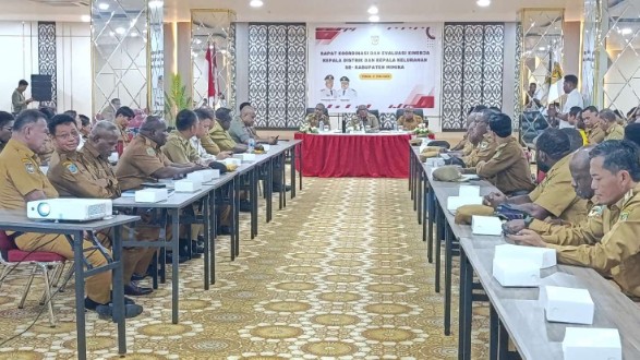 kritisi-kinerja-kadistrik-bupati-persoalan-di-kampung-lapornya-ke-bupati