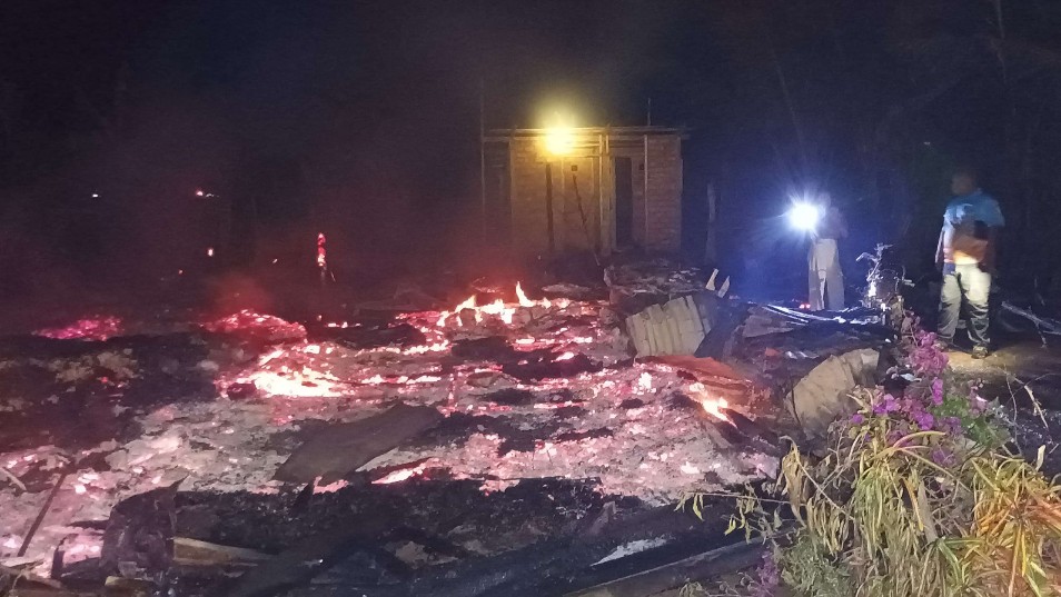 kebakaran-di-tanah-miring-rumah-hangus-dua-motor-ikut-terbakar