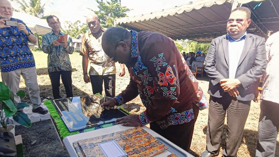 Gubernur Papua Tengah Meki Frits Nawipa menanda tangani prastati peresmian Kantor Yayasan Mutiara Hitam dan BPEA di Nabire. Foto : Elias Douw/ Papua60detik