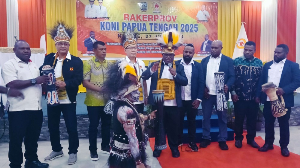gubernur-meki-nawipa-buka-rakerprov-koni-papua-tengah