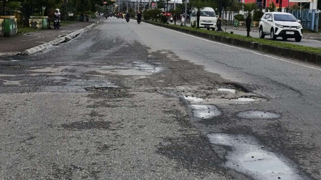 banyak-jalan-rusak-di-timika-tukang-ojek-minta-pemerintah-segera-perbaiki