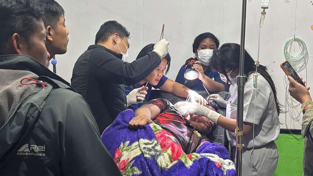 Anggota Polres Intan Jaya, Ricardo Pasaribu  ditangani tim medis. Foto: Satgas ODC 2025