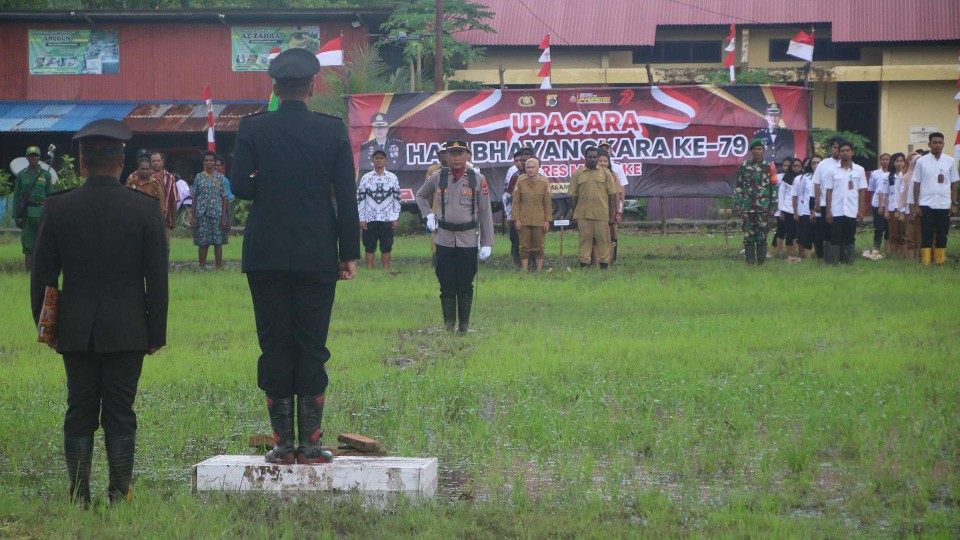 hari-bhayangkara-ke-79-polres-merauke-upacara-di-atas-lumpur-distrik-kimaam