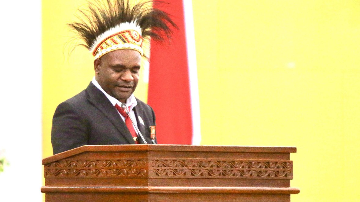 Ketua Fraksi Gerindra DPRK Mimika, Elinus Balinol Mom, menyampaikan pandangan umum LKPJ, Foto: Faris/Papua60detik