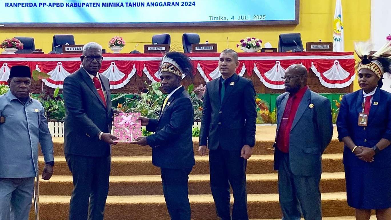 DPRK Mimika resmi menyetujui Raperda LKJ dan Pertanggungjawaban Pelaksanaan APBD 2024 dalam Rapat Paripurna IV Masa Sidang II, Jumat (4/7/2025) malam. Foto: Faris/ Papua60detik
