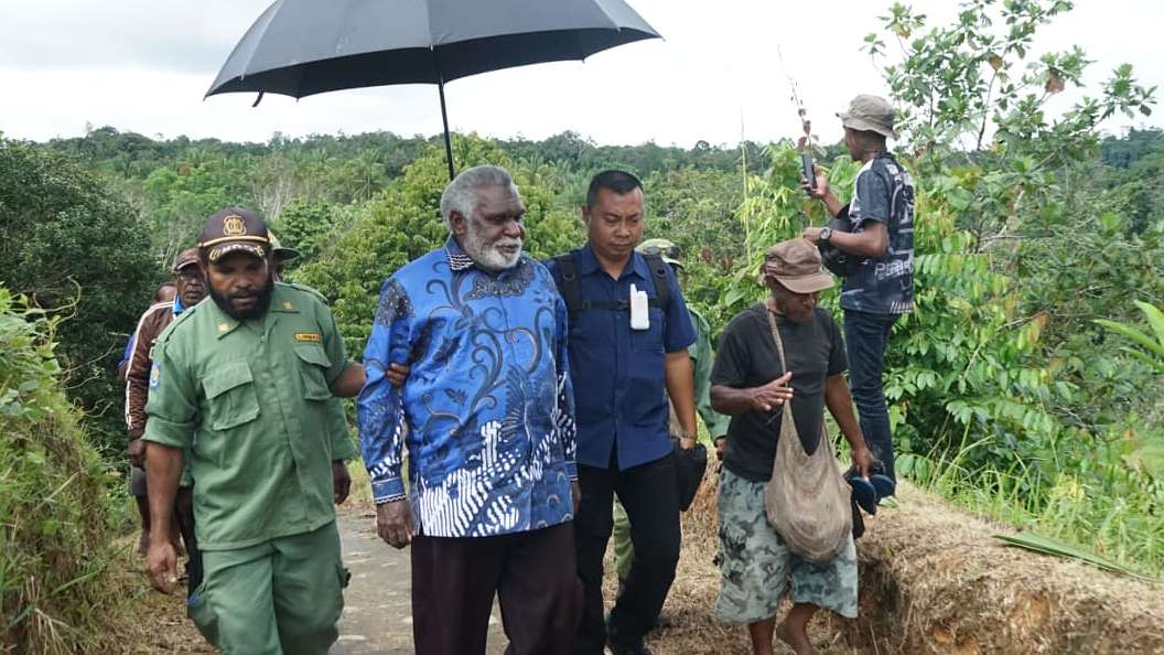 wagub-paskalis-desak-pemkab-bodi-serahkan-perbaikan-jalan-kampung-winiktit-hingga-waropko-ke-pemprov