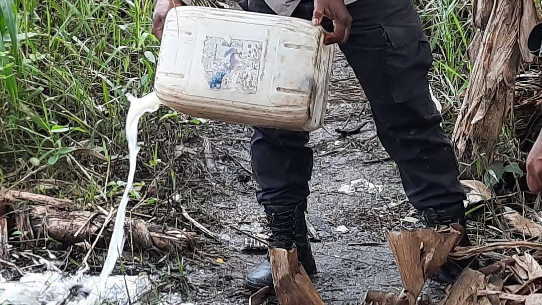 polsek-naukenjerai-gerebek-tempat-produksi-miras-ilegal-di-kampung-onggaya-merauke