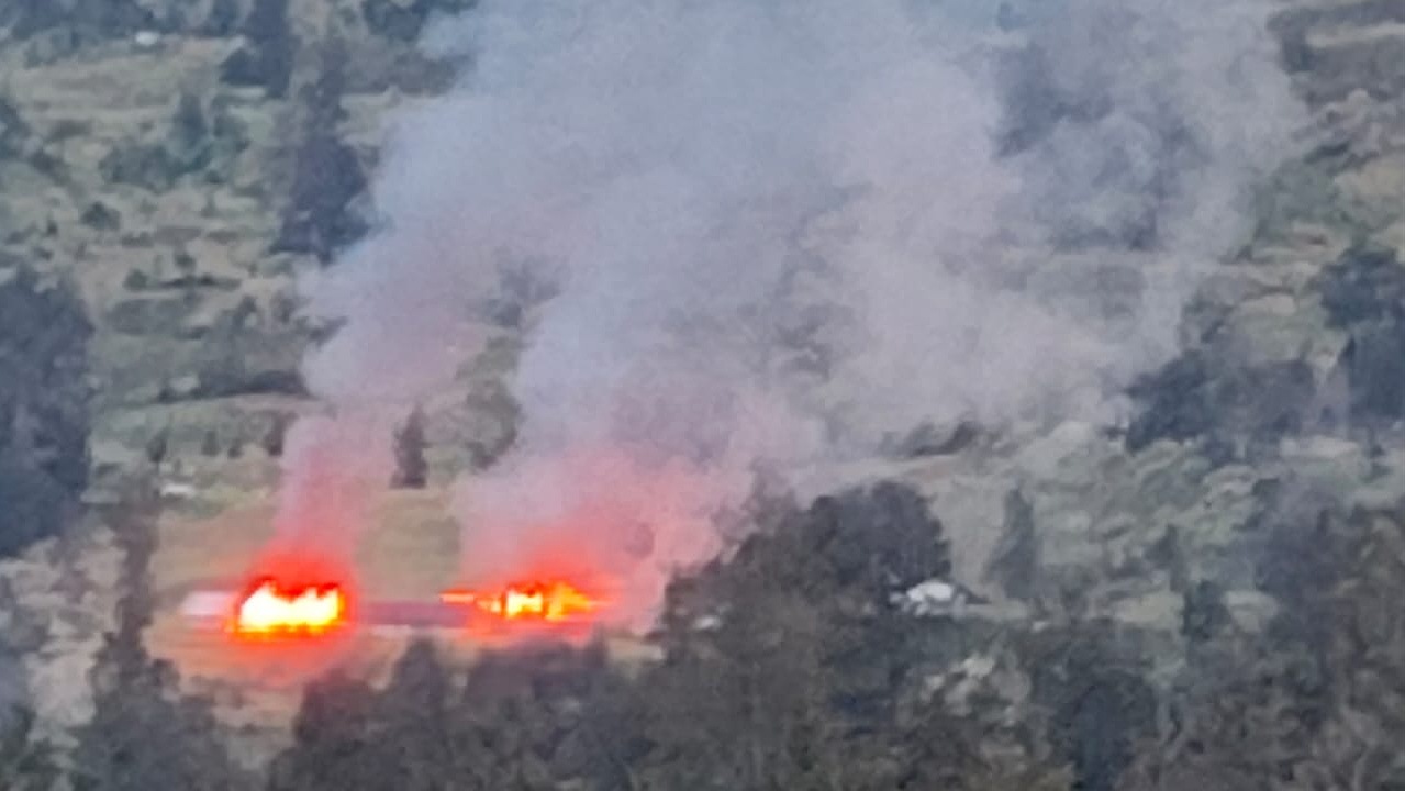 opm-bakar-dua-unit-rumah-bupati-puncak