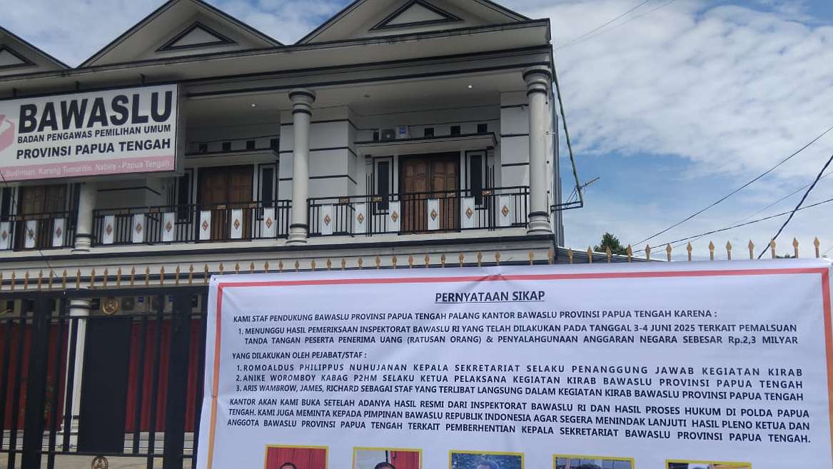 staf-bawaslu-papua-tengah-palang-kantor-ini-alasannya