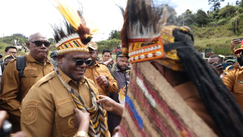 Gubernur Meki Nawipa disambut hangat oleh masyarakat Intan Jaya Foto : Humas Provinsi Papua Tengah. for Papua60detik