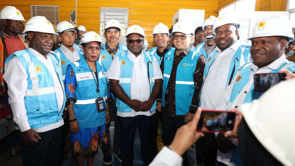 disaksikan-gubernur-pemkab-intan-jaya-teken-kerja-sama-dengan-pln