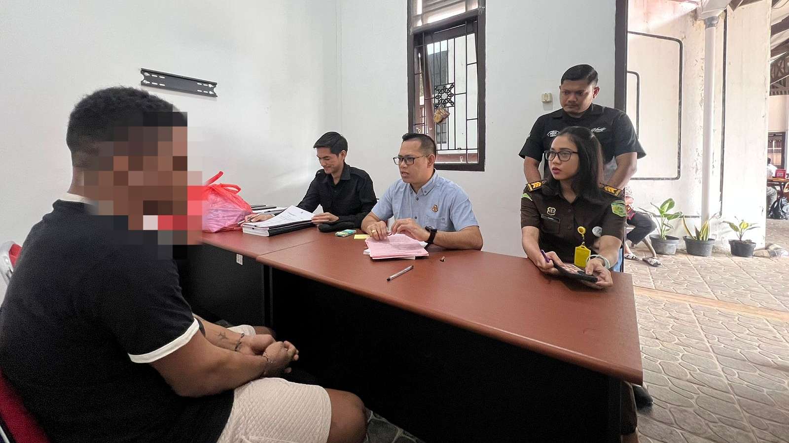 pelaku-pelemparan-mobil-wagub-papua-selatan-diserahkan-ke-kejari-merauke