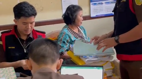 kejari-geledah-kantor-dprk-nabire-usut-dugaan-korupsi-bimtek-di-batam